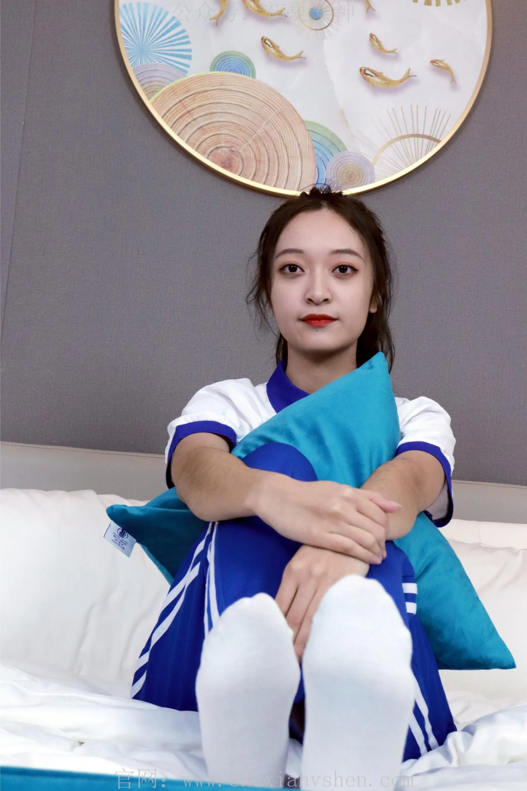 初夏女神 NO.001 依依校服搭配37码运动鞋拍摄 [126P]插图4